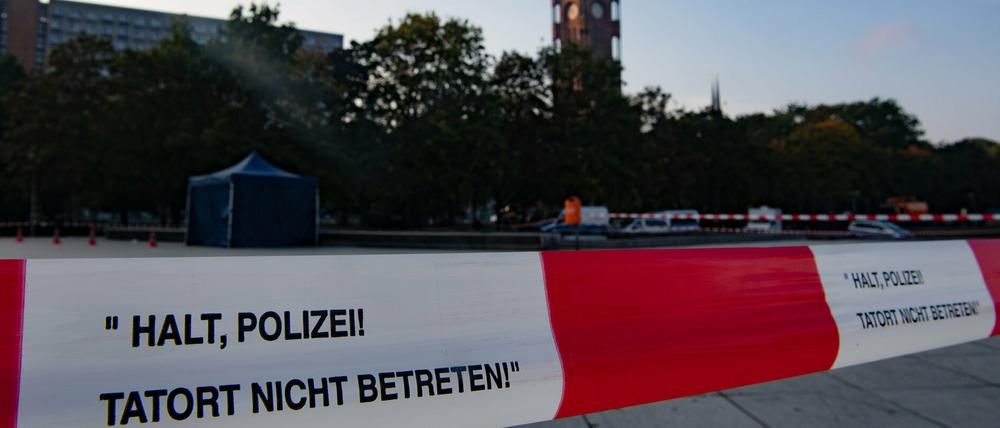 Absperrband der Polizei unterhalb des Fernsehturms. Dort wurde am Freitagmorgen eine Leiche gefunden.
