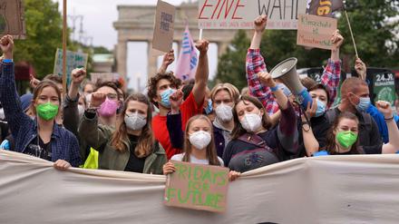 Die Klimaaktivistinnen Luisa Neubauer (M.) aus Deutschland und Greta Thunberg (M.) aus Schweden sind die Ikonen der Klimabewegung Fridays for Future.