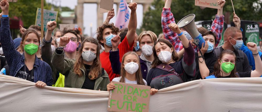 Die Klimaaktivistinnen Luisa Neubauer (M.) aus Deutschland und Greta Thunberg (M.) aus Schweden sind die Ikonen der Klimabewegung Fridays for Future.