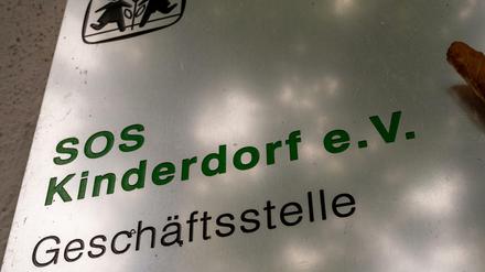 .Das Logo und der Schriftzug "SOS Kinderdorf e.V. Geschäftsstelle". 