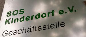 .Das Logo und der Schriftzug "SOS Kinderdorf e.V. Geschäftsstelle". 