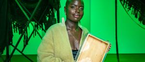 Sandra Mujinga mit dem Preis der Nationalgalerie 2021.