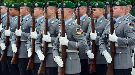 Soldaten des Wachbataillon halten bei einem Empfang im Mai 2017 ihre Karabiner 98k.