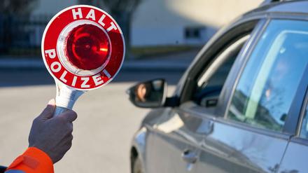 Polizeikontrolle mit Alkoholkontrolle.