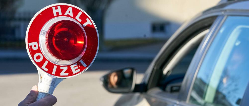 Polizeikontrolle mit Alkoholkontrolle.