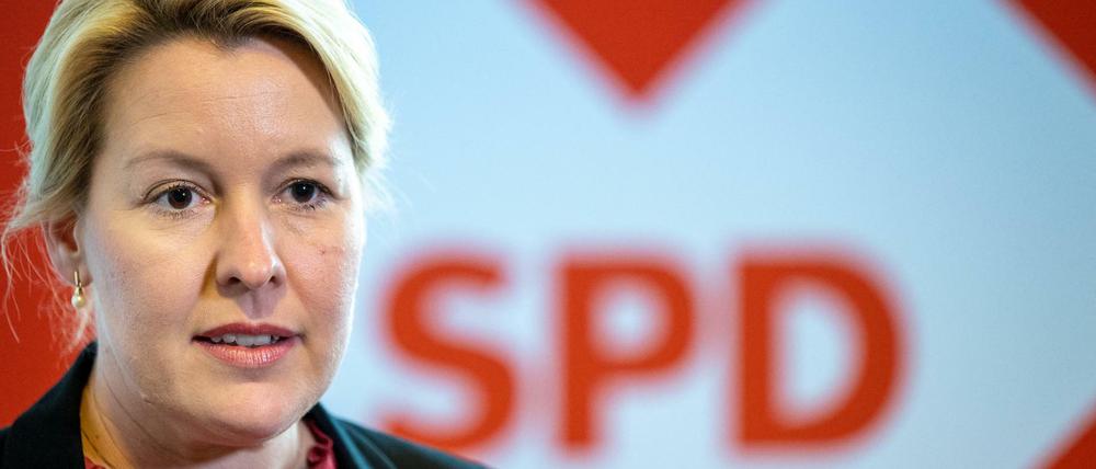 Franziska Giffey spricht nach dem Treffen des SPD-Landesvorstands im Kurt-Schumacher-Haus mit Medienvertretern.