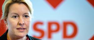 Franziska Giffey spricht nach dem Treffen des SPD-Landesvorstands im Kurt-Schumacher-Haus mit Medienvertretern. 