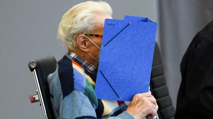 Ein 100-Jähriger steht vor dem Landgericht Neuruppin in Brandenburg. Er soll zwischen 1942 und 1945 im Konzentrationslager Sachsenhausen nahe Berlin als Wachmann der SS Beihilfe zur Ermordung von mindestens 3518 Lagerinsassen geleistet haben.