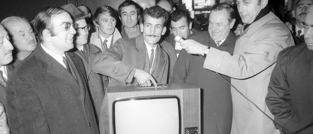 Der Türke Ismail Bahadir war der millionste Gastarbeiter der im Zuge des Anwerbeabkommens 1969 nach Duetschland. 