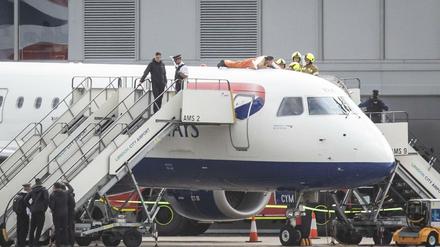 Da klebt er. Eine Stunde dauerte es, bis Brown wieder vom Flugzeug gelöst wurde.