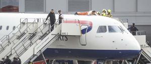 Da klebt er. Eine Stunde dauerte es, bis Brown wieder vom Flugzeug gelöst wurde.