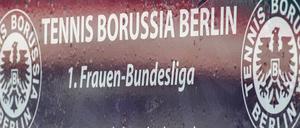 "Tennis Borussia Berlin. 1. Frauen-Bundesliga." Aufkleber auf dem Teambus von TeBe 2009
