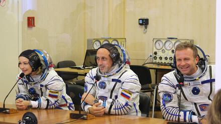 Die russische Schauspielerin Julia Peressild (links) und der Regisseur Klim Shipenko (rechts) und der Kosmonaut Anton Schkaplerow.