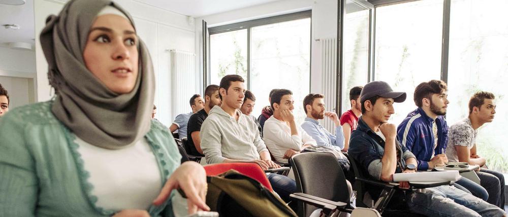 Junge Flüchtlinge informieren sich auf Arabisch zum Studium an der Freien Universität Berlin. 