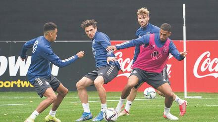 Aushilfe für außen. Jonas Hofmann (3.v.r.) und Thilo Kehrer (r.) sind auf anderen Positionen zu Hause, spielen in der Nationalmannschaft aber als Außenverteidiger.