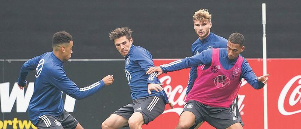 Aushilfe für außen. Jonas Hofmann (3.v.r.) und Thilo Kehrer (r.) sind auf anderen Positionen zu Hause, spielen in der Nationalmannschaft aber als Außenverteidiger.