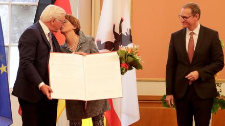 Geliebter Ehrenbürger. Bundespräsident Frank-Walter Steinmeier und seine Frau Elke Büdenbender geben sich im Roten Rathaus einen Kuss. Berlins Regierender Bürgermeister Michael Müller (r) verlieh Steinmeier die Ehrenbürgerwürde. 