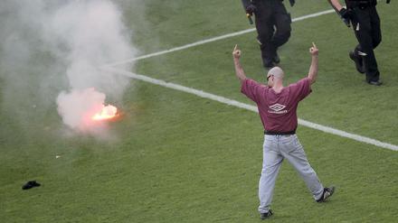 Zwei Mittelfinger für euch alle: ein Eintracht-Ultra.