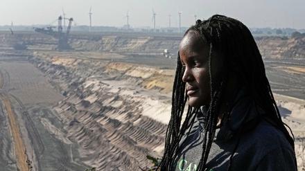 Die Klimaaktivistin Vanessa Nakate beim Besuch des Braunkohletagebaus Garzweiler in Lützerath.