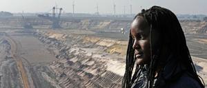Die Klimaaktivistin Vanessa Nakate beim Besuch des Braunkohletagebaus Garzweiler in Lützerath.