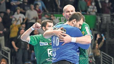 Held der Arbeit. Paul Drux bedankte sich nach Spielende persönlich bei Dejan Milosavljev.