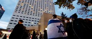 Nach Antisemitismus-Vorwürfen haben sich Hunderte Menschen vor dem "Westin Hotel" Leipzig versammelt, um Solidarität mit dem Musiker Gil Ofarim zu zeigen.