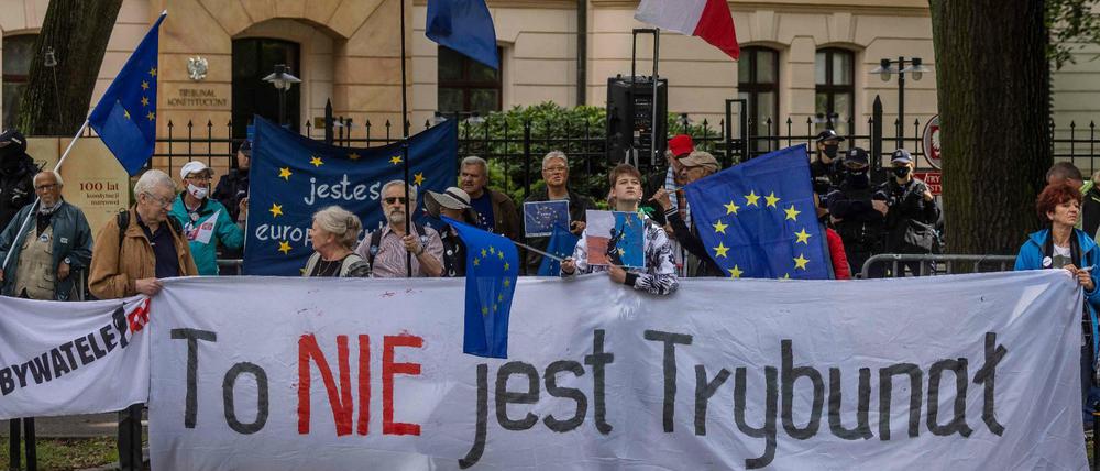 Die Zusammensetzung des Verfassungstribunals in Warschau ist umstritten. Polen protestieren für die EU und gegen die Richter: Das hier ist kein Gericht. 