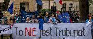 Die Zusammensetzung des Verfassungstribunals in Warschau ist umstritten. Polen protestieren für die EU und gegen die Richter: Das hier ist kein Gericht. 
