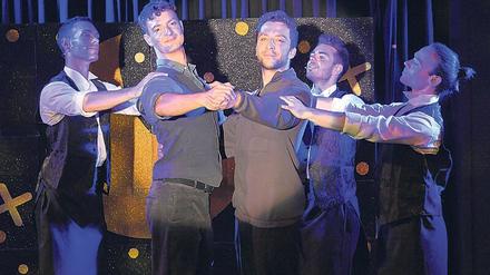 Tobi (Ricardo Frenzel Baudisch, Mitte, links) und Jan (Felix Heller, Mitte, rechts). 