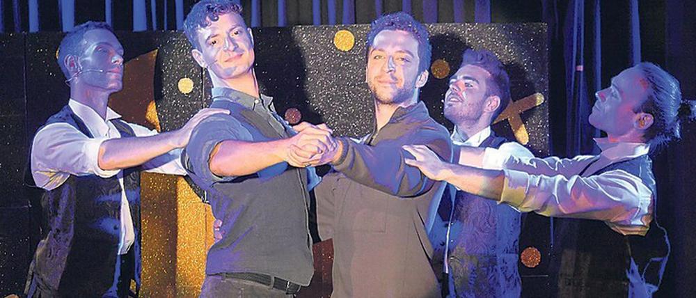 Tobi (Ricardo Frenzel Baudisch, Mitte, links) und Jan (Felix Heller, Mitte, rechts). 