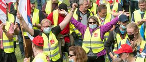 Grund zum Feiern haben die Beschäftigten im Einzelhandel, hier bei einer Demo im Sommer, nicht gerade ob des Tarifergebnisses. 