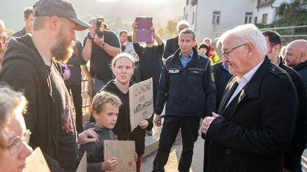 Bundespräsident Frank-Walter Steinmeier spricht mit Opfern der Flutkatastrophe.