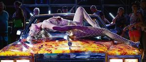 Alexia (Agathe Rousselle) tanzt auf Autoshows, die Männer im Publikum sind für sie leichte Beute. 