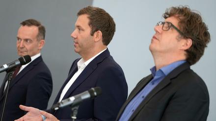 Wie machen wir das bloß mit dem fehlenden Geld? Die Sondierer Volker Wissing (FDP), Lars Klingbeil (SPD) und Michael Kellner (Grüne) am Mittwoch nach der zweiten Runde.