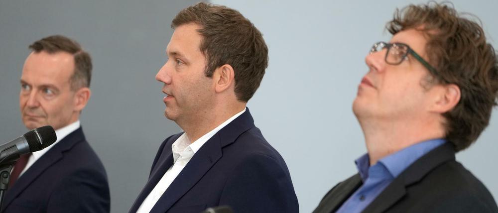 Wie machen wir das bloß mit dem fehlenden Geld? Die Sondierer Volker Wissing (FDP), Lars Klingbeil (SPD) und Michael Kellner (Grüne) am Mittwoch nach der zweiten Runde.
