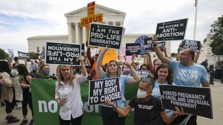 Auftakt unter Protest: Die neue Sitzungsperiode des Supreme Courts in Washington startete mit Demonstrationen für und gegen Abtreibungen. 