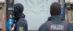 Polizisten bei Hausdurchsuchungen im Leipziger Stadtteil Connewitz.