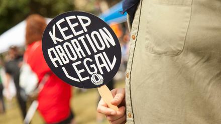 Eine Demonstrantin beim Dallas Reproductive Liberation March im Main Street Garden