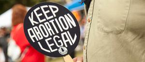 Eine Demonstrantin beim Dallas Reproductive Liberation March im Main Street Garden