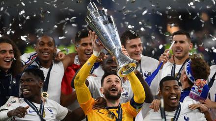 Konfettiregen im San Siro. Torhüter und Kapitän Hugo Lloris mit dem Wanderpokal der europäischen Nations-League.