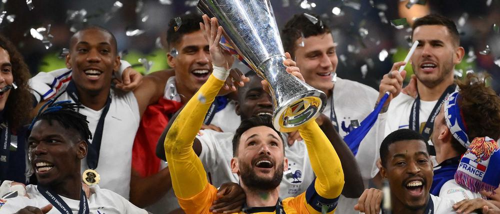 Konfettiregen im San Siro. Torhüter und Kapitän Hugo Lloris mit dem Wanderpokal der europäischen Nations-League.