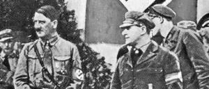 Reichspropagandaminister Joseph Goebbels (rechts) mit Adolf Hitler in Potsdam, circa 1933.