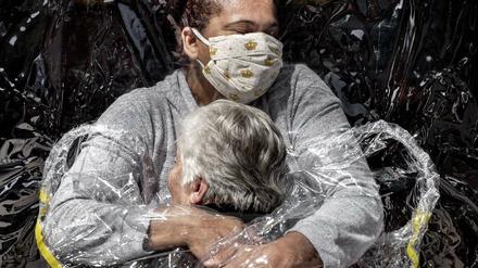 Rosa Luzia Lunardi, 85, und Adriana Silva da Costa Souza, 39 - das Siegerfoto des World Press Photo Wettbewerbs von Mats Nissen