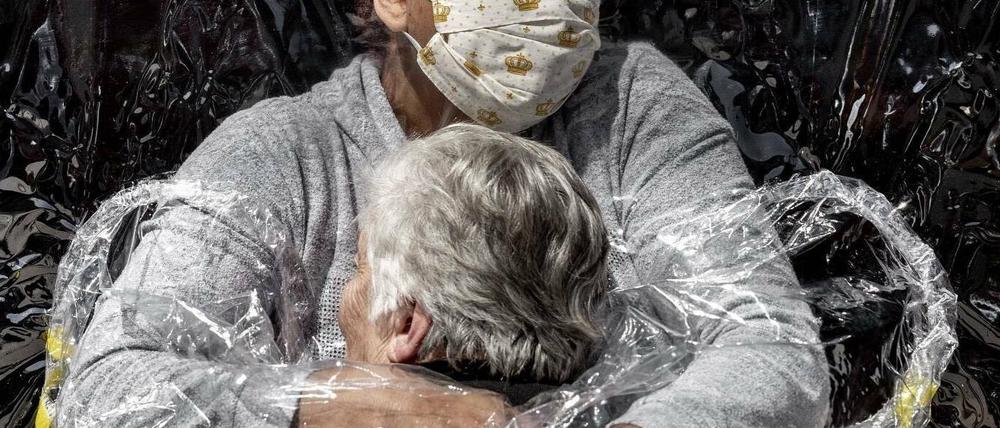 Rosa Luzia Lunardi, 85, und Adriana Silva da Costa Souza, 39 - das Siegerfoto des World Press Photo Wettbewerbs von Mats Nissen