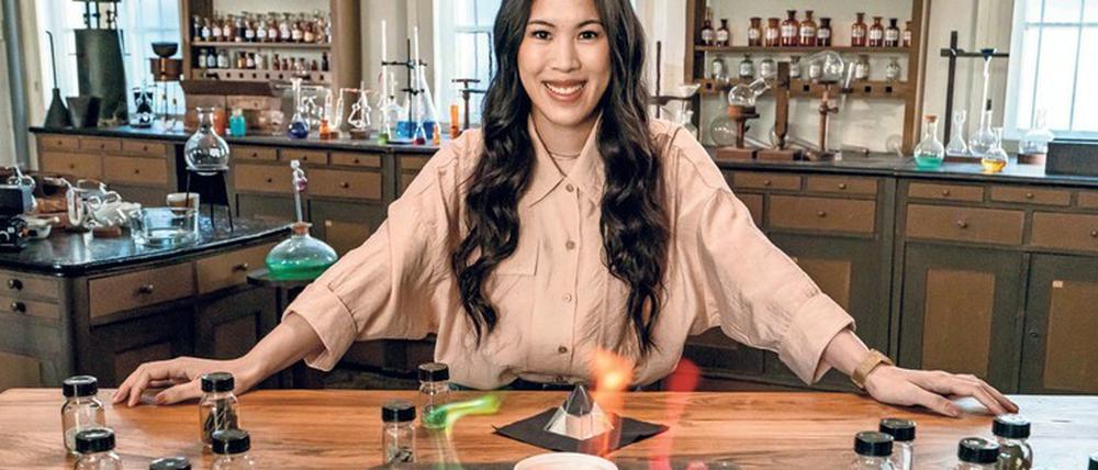Mai Thi Nguyen-Kim erklärt in ihrem Labor die Elemente anhand ihrer Brennfarben. 