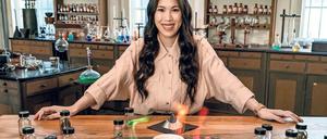 Mai Thi Nguyen-Kim erklärt in ihrem Labor die Elemente anhand ihrer Brennfarben.