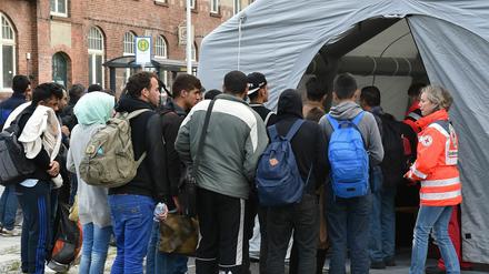 Geflüchtete im September 2015 vor einem Zelt zur Erstaufnahme am Bahnhof in Eisenhüttenstadt.