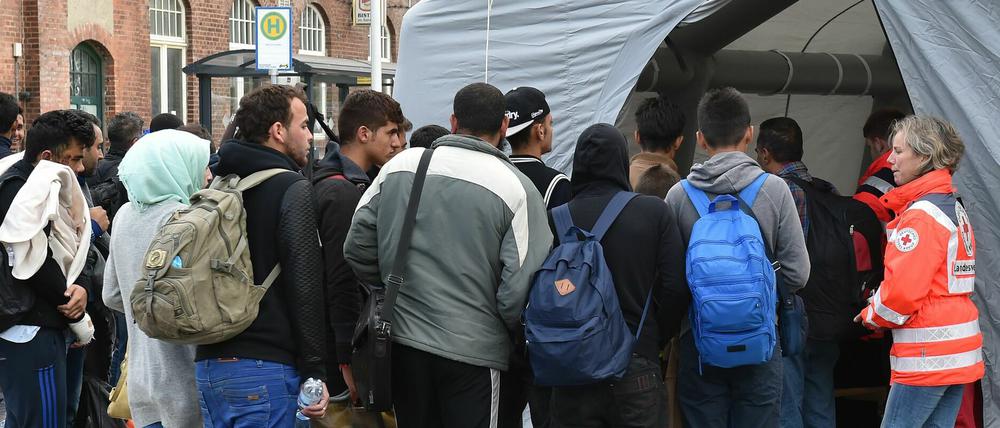Geflüchtete im September 2015 vor einem Zelt zur Erstaufnahme am Bahnhof in Eisenhüttenstadt.