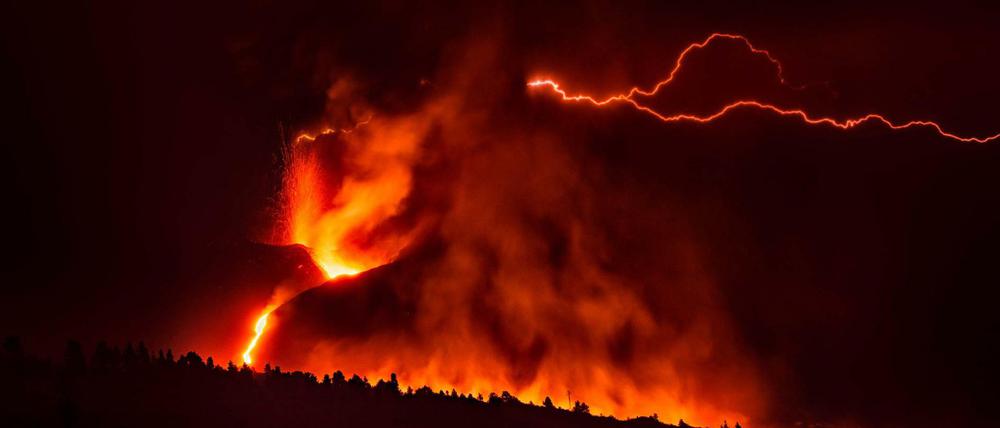 Ein vulkanischer Blitz und Lava sind am Cumbre Vieja zu sehen.