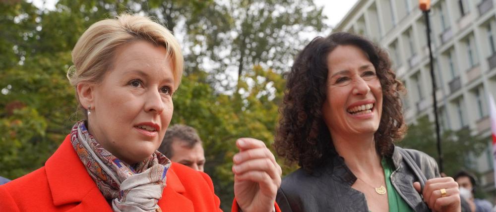 Franziska Giffey (l., SPD) und Bettina Jarasch (Bündnis 90/Die Grünen) treffen sich zu Sondierungsgesprächen im Kurt-Schumacher-Haus. 